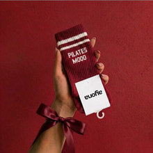 Lade das Bild in den Galerie-Viewer, Pilates-Socken „Pilates mood“ – Kirschrot
