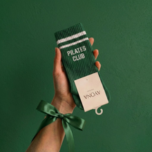 Lade das Bild in den Galerie-Viewer, Pilates-Socken „Pilates club“ – Waldgrün
