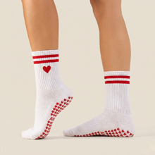 Lade das Bild in den Galerie-Viewer, Pilates-Socken mit Herz – Grip statt Slip