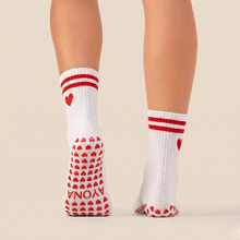 Lade das Bild in den Galerie-Viewer, Pilates-Socken mit Herz – Grip statt Slip