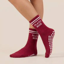 Lade das Bild in den Galerie-Viewer, Pilates-Socken „Pilates mood“ – Kirschrot