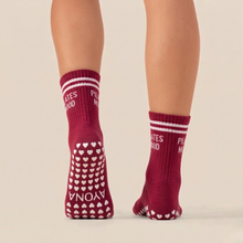 Lade das Bild in den Galerie-Viewer, Pilates-Socken „Pilates mood“ – Kirschrot