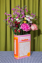 Lade das Bild in den Galerie-Viewer, Vase mit Suchworträtsel-Design

