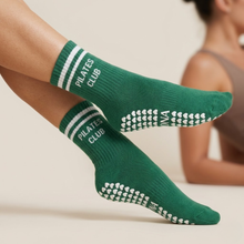 Lade das Bild in den Galerie-Viewer, Pilates-Socken „Pilates club“ – Waldgrün
