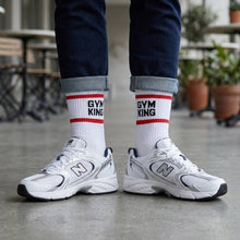 Lade das Bild in den Galerie-Viewer, Tennissocken "GYM KING" mit roten Streifen

