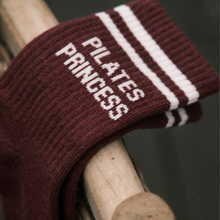 Lade das Bild in den Galerie-Viewer, Pilates-Socken „Pilates Princess“ – Bordeaux
