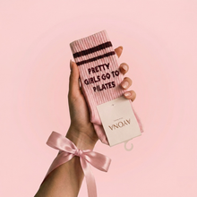 Lade das Bild in den Galerie-Viewer, Pilates-Socken „Pretty Girls go to pilates“ – Pink
