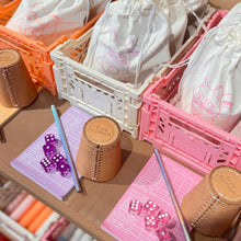 Lade das Bild in den Galerie-Viewer, Würfelspiel ROSA 5er Set
