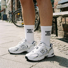 Lade das Bild in den Galerie-Viewer, Tennissocken "I DON'T GIVE A FUCK"

