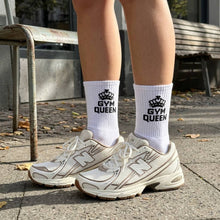 Lade das Bild in den Galerie-Viewer, Tennissocken "GYM KING" mit roten Streifen
