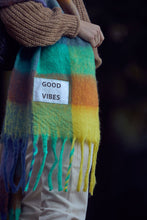 Lade das Bild in den Galerie-Viewer, Schal Good Vibes
