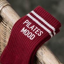 Lade das Bild in den Galerie-Viewer, Pilates-Socken „Pilates mood“ – Kirschrot
