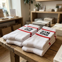 Lade das Bild in den Galerie-Viewer, Tennissocken "GYM KING" mit roten Streifen
