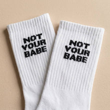 Lade das Bild in den Galerie-Viewer, Tennissocken "NOT YOUR BABE"

