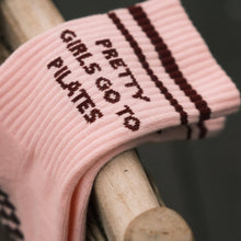Lade das Bild in den Galerie-Viewer, Pilates-Socken „Pretty Girls go to pilates“ – Pink
