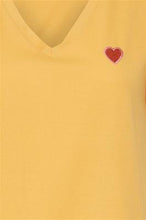 Lade das Bild in den Galerie-Viewer, ICHI Shirt gelb mit rotem Herz links Brusthöhe
