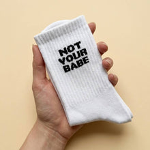 Lade das Bild in den Galerie-Viewer, Tennissocken "NOT YOUR BABE"
