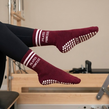 Lade das Bild in den Galerie-Viewer, Pilates-Socken „Pilates Princess“ – Bordeaux
