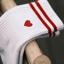 Lade das Bild in den Galerie-Viewer, Pilates-Socken mit Herz – Grip statt Slip
