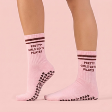 Lade das Bild in den Galerie-Viewer, Pilates-Socken „Pretty Girls go to pilates“ – Pink
