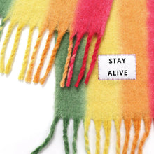 Lade das Bild in den Galerie-Viewer, Schal Stay Alive
