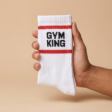Lade das Bild in den Galerie-Viewer, Tennissocken "GYM KING" mit roten Streifen

