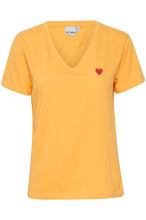Lade das Bild in den Galerie-Viewer, ICHI Shirt gelb mit rotem Herz links Brusthöhe
